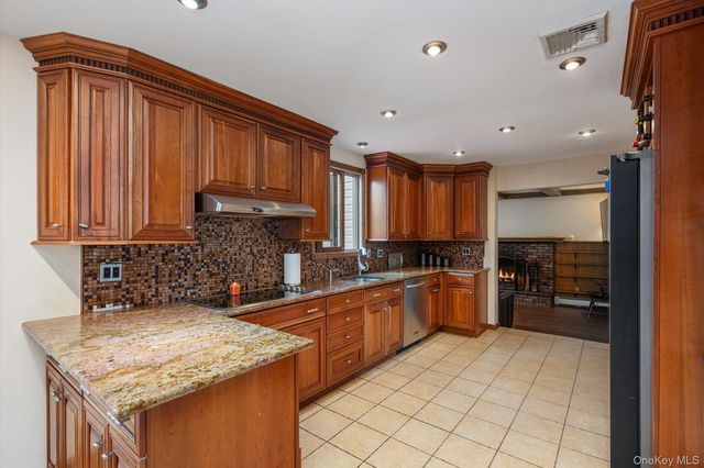 73 Anndom Court, North Babylon, NY 11703