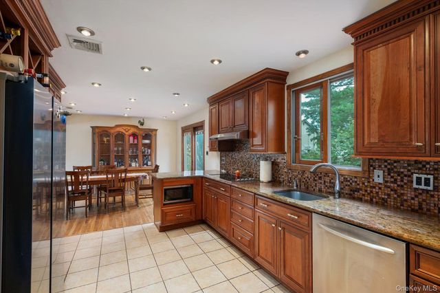 73 Anndom Court, North Babylon, NY 11703
