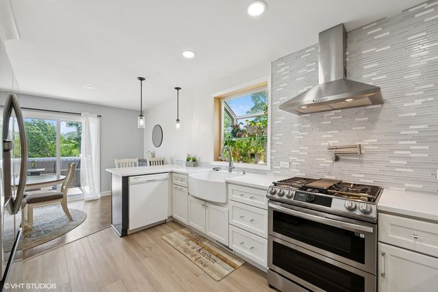 202 W Tanglewood Drive, Arlington Heights, IL 60004