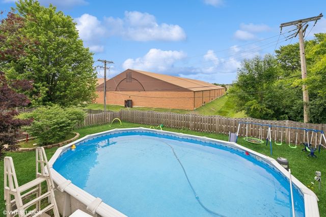 202 W Tanglewood Drive, Arlington Heights, IL 60004