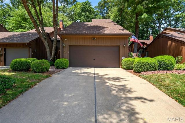2 Tanewood Court, Belleville, IL 62223