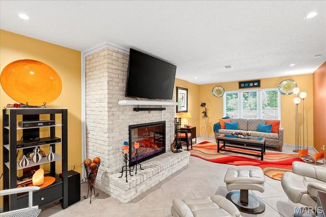2 Tanewood Court, Belleville, IL 62223