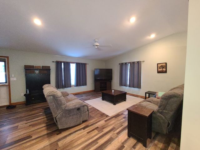 24200 Hillcrest Drive, Sterling, IL 61081