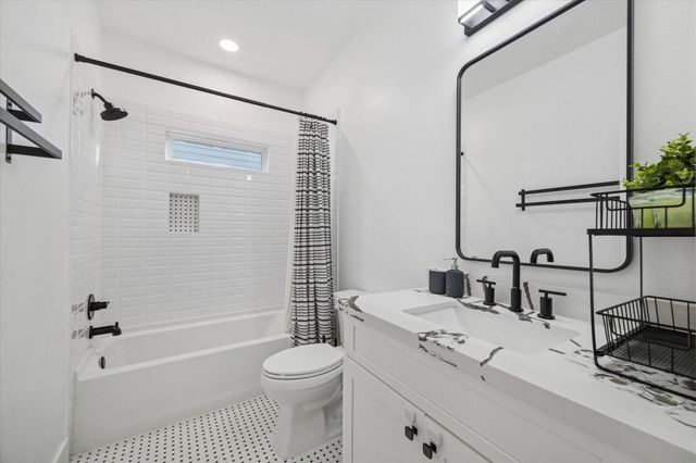 207 Tabor Street, Houston, TX 77009