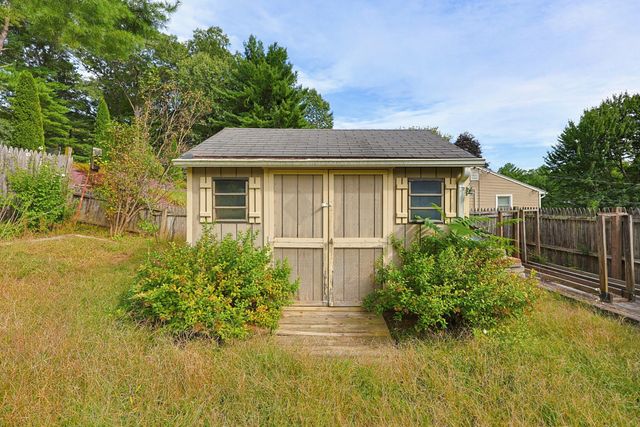 27 Country Club Dr, Westfield, MA 01085