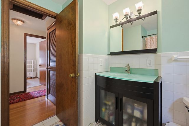 27 Country Club Dr, Westfield, MA 01085