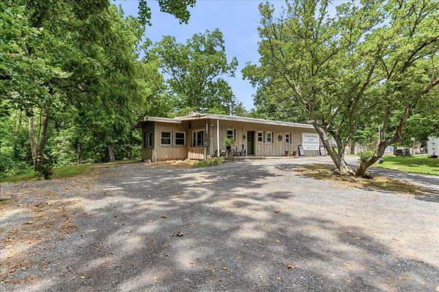 3671 SAINT PETERS RD, Elverson, PA 19520
