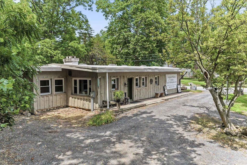 3671 SAINT PETERS RD, Elverson, PA 19520
