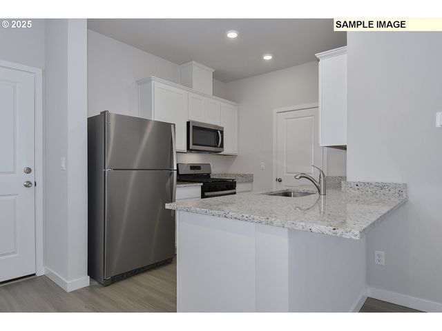 1211 PARKSIDE Ave, Woodburn, OR 97071