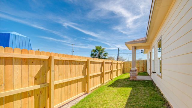 1107 W 2nd Street, Freeport, TX 77541