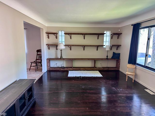 21746 Wellington Avenue, Warren, MI 48089