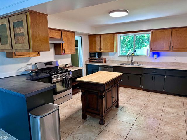 21746 Wellington Avenue, Warren, MI 48089