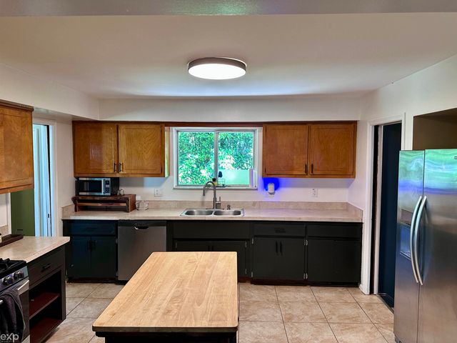 21746 Wellington Avenue, Warren, MI 48089
