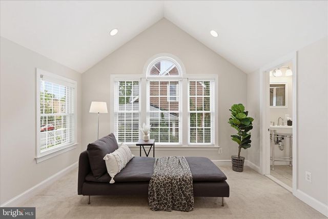 139 S ABINGDON ST, Arlington, VA 22204