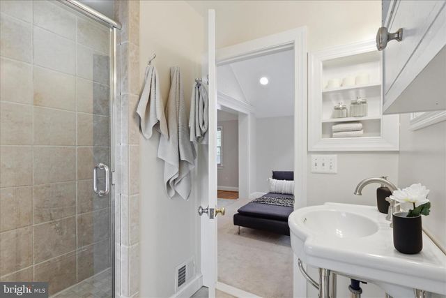 139 S ABINGDON ST, Arlington, VA 22204