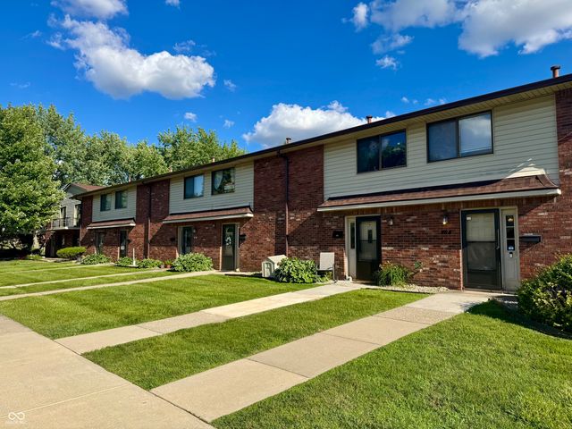 113 Greenwood Trail N, Greenwood, IN 46142