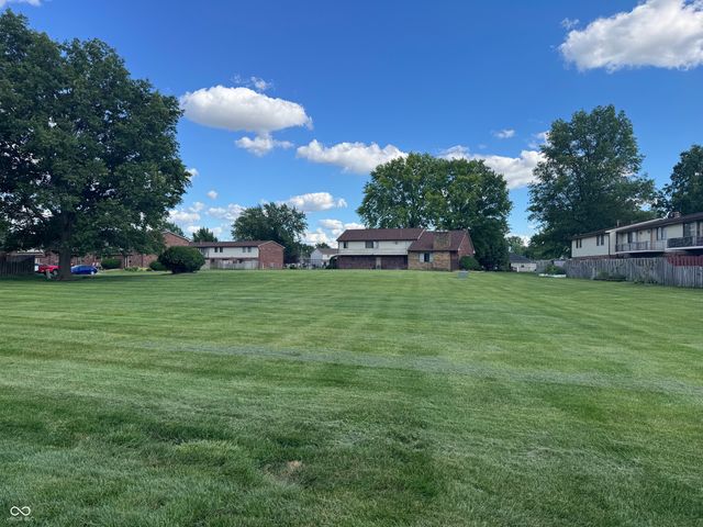 113 Greenwood Trail N, Greenwood, IN 46142