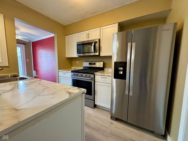 113 Greenwood Trail N, Greenwood, IN 46142