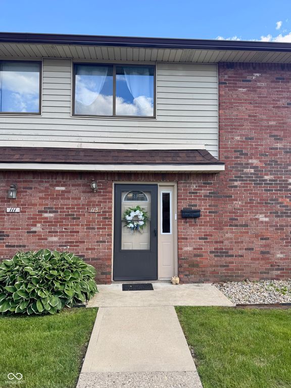 113 Greenwood Trail N, Greenwood, IN 46142