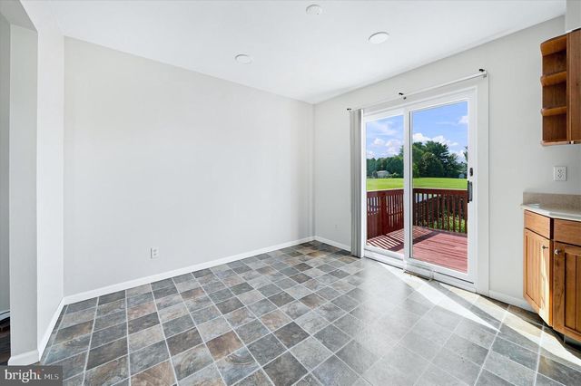 24 W COUNTRY LN W, Newark, DE 19702