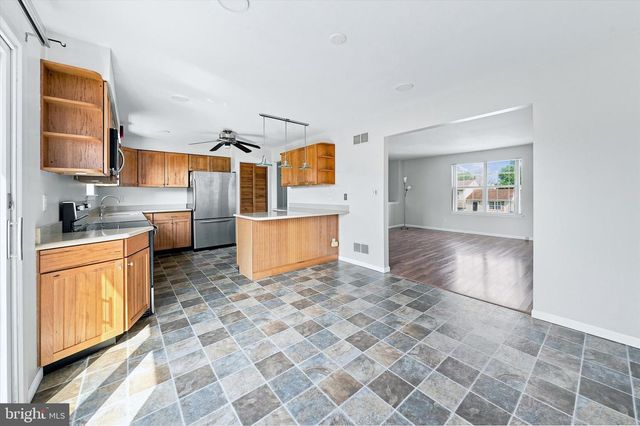 24 W COUNTRY LN W, Newark, DE 19702