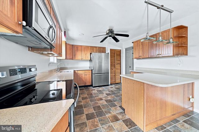 24 W COUNTRY LN W, Newark, DE 19702