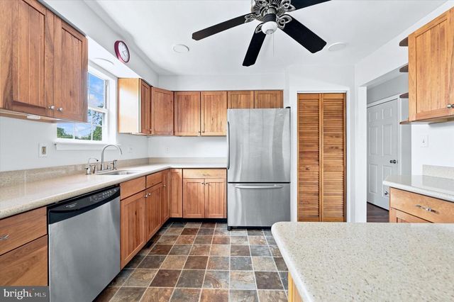24 W COUNTRY LN W, Newark, DE 19702
