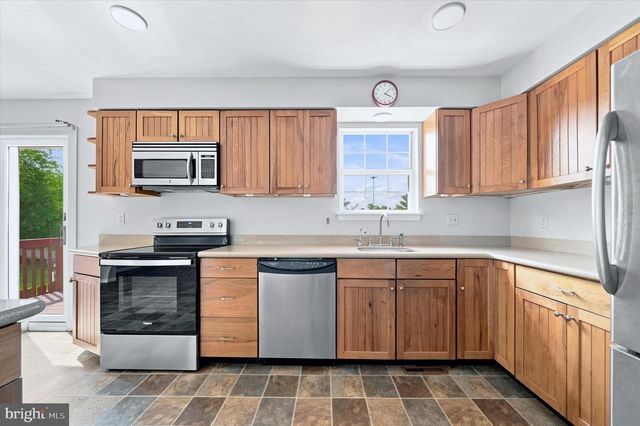 24 W COUNTRY LN W, Newark, DE 19702
