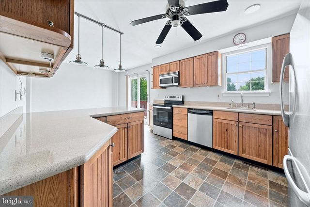 24 W COUNTRY LN W, Newark, DE 19702