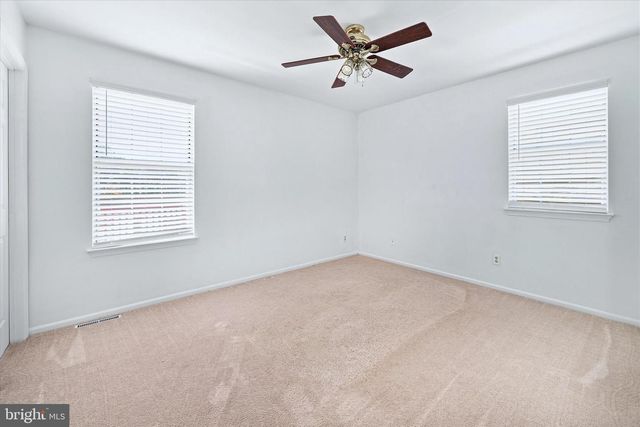 24 W COUNTRY LN W, Newark, DE 19702