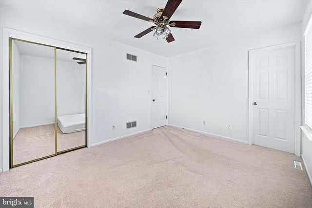 24 W COUNTRY LN W, Newark, DE 19702