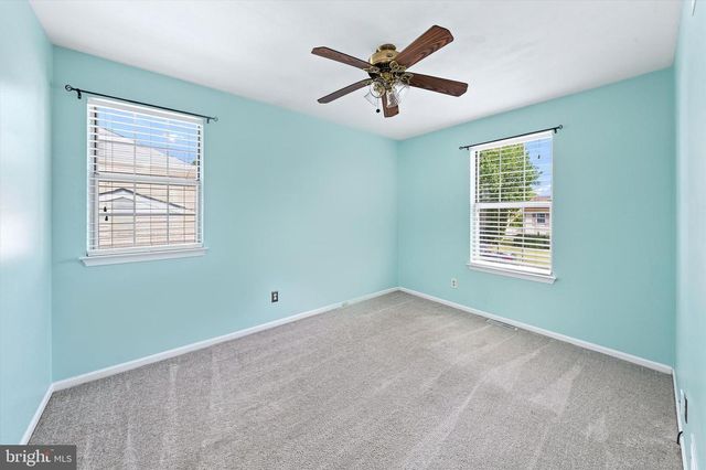 24 W COUNTRY LN W, Newark, DE 19702