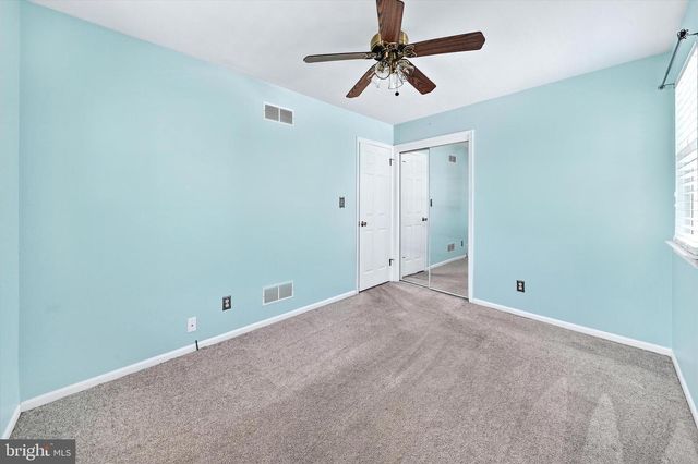 24 W COUNTRY LN W, Newark, DE 19702