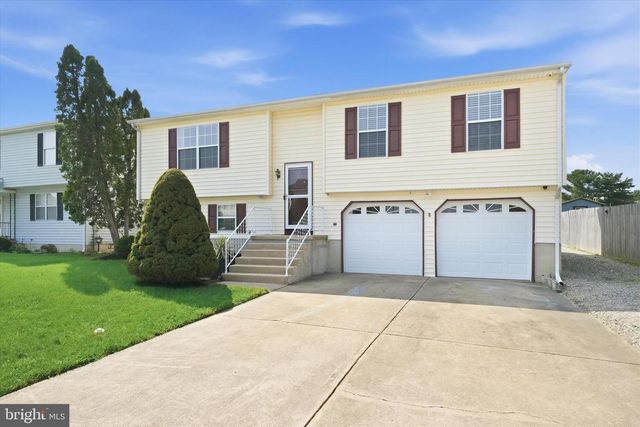24 W COUNTRY LN W, Newark, DE 19702