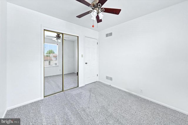 24 W COUNTRY LN W, Newark, DE 19702