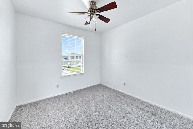 24 W COUNTRY LN W, Newark, DE 19702