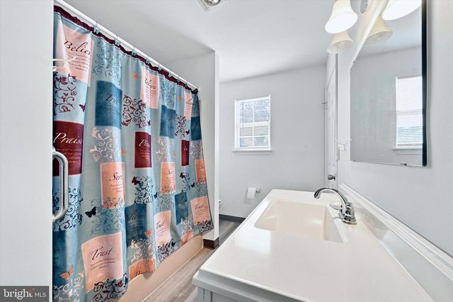 24 W COUNTRY LN W, Newark, DE 19702