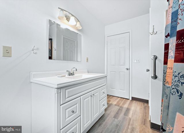 24 W COUNTRY LN W, Newark, DE 19702