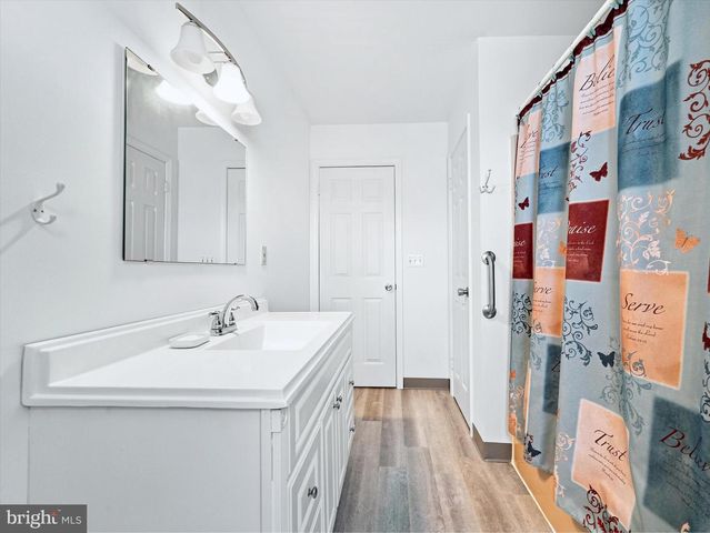 24 W COUNTRY LN W, Newark, DE 19702