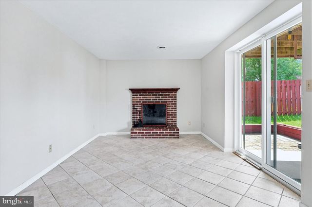 24 W COUNTRY LN W, Newark, DE 19702