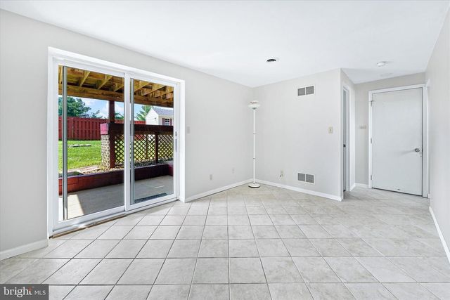 24 W COUNTRY LN W, Newark, DE 19702
