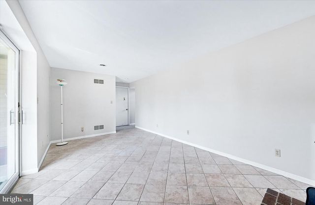 24 W COUNTRY LN W, Newark, DE 19702