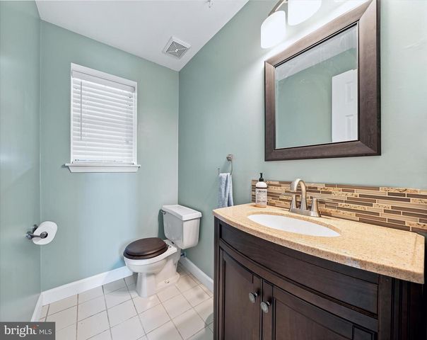 24 W COUNTRY LN W, Newark, DE 19702
