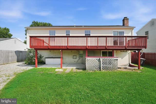24 W COUNTRY LN W, Newark, DE 19702