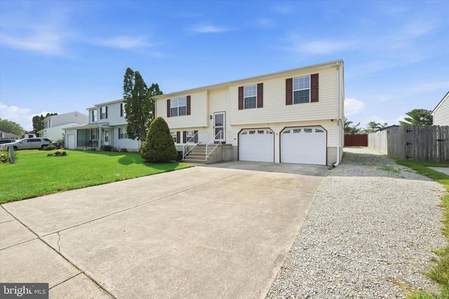 24 W COUNTRY LN W, Newark, DE 19702