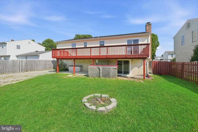 24 W COUNTRY LN W, Newark, DE 19702
