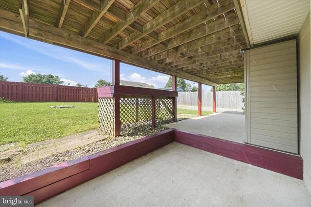 24 W COUNTRY LN W, Newark, DE 19702
