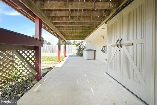 24 W COUNTRY LN W, Newark, DE 19702
