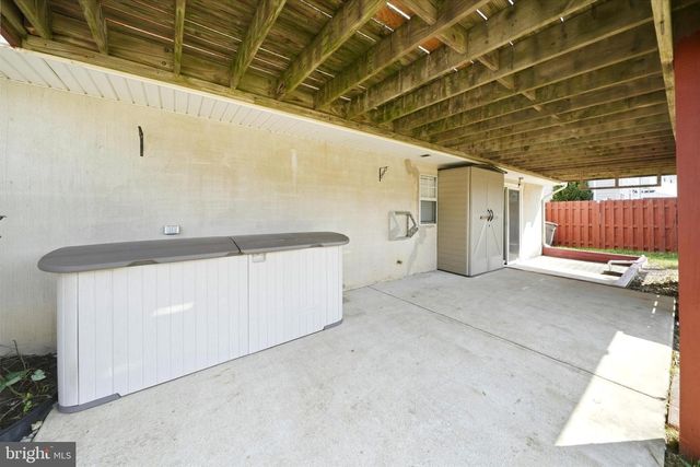 24 W COUNTRY LN W, Newark, DE 19702