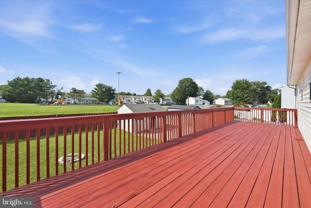24 W COUNTRY LN W, Newark, DE 19702